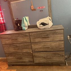 Dresser With Mirror