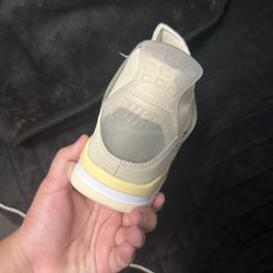 Off-white Jordan fours size 10 in men’s