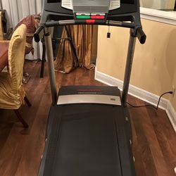 ProForm Performance 600 Treadmill – Mint Condition start your New Year’s resolution right