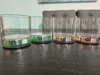 Vasos vintage  de juego de bar temáticos  de casino...Vintage casino-themed bar game glasses