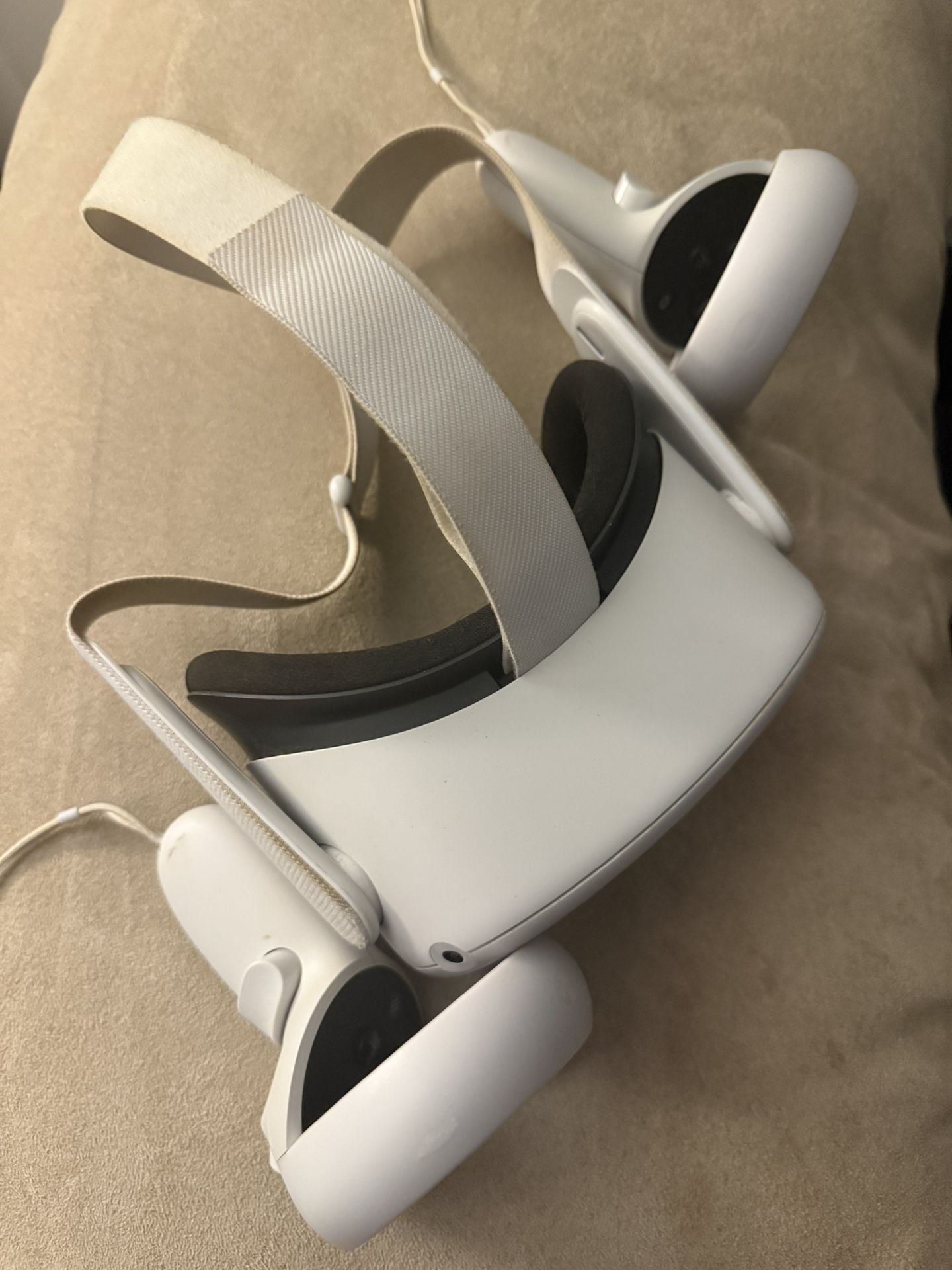 🥽 Oculus Quest 2 – Great Condition + Controllers Included 🎮