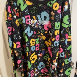Brand new Walt Disney World 2025 Mickey & Friends Crewneck Sweatshirt size 4XL