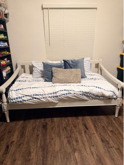 Modern Solid Wood Day Bed