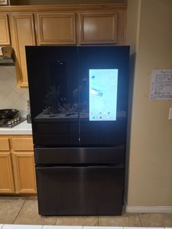 Samsung 4-Door French Door Smart Refrigerator with filtered water, dual ice maker, freezer, AI Family hub.
