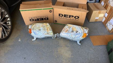 05-11 Toyota Tacoma Halogen Headlights Set - Driver & Passenger Side