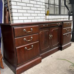 Hutch/Credenza Buffet Real Wood Strong Heavy Excellent Condition$120 68.5 by 20 by 30