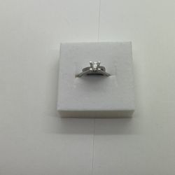 LADIES DIAMOND RING 18KWG 
