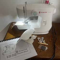Singer M1500 Sewing Machine, White