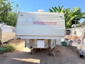 1994 Wilderness 25.5-Foot Fifth-Wheel Camper with Slide-Out