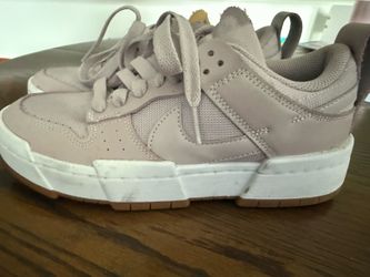 Nike shoes size 7 lilac color excellent condition