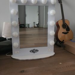Free Vanity Mirror With Hollywood Lights