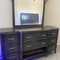Dresser W/ Mirror