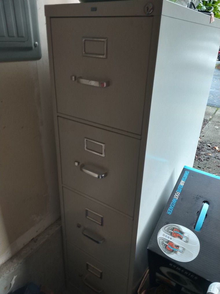 4 Drawer Filing Cabinet (Free)