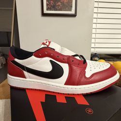 Jordan 1 Low Chicago size 13M New 