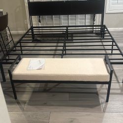 King Bed 🛏️ And Ottoman 