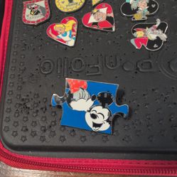 Minnie kissing Mickey pin