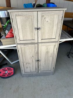 Small storage cabinet $20 firm pick up only