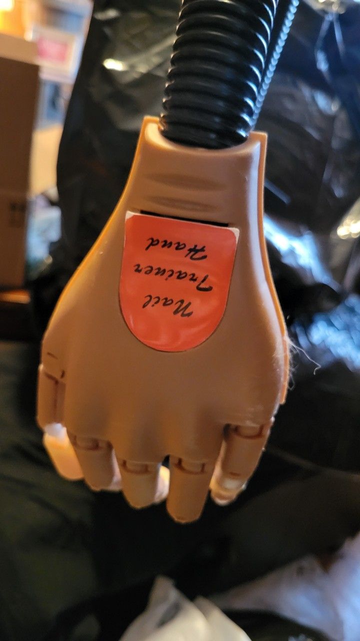 Nail Tech π
πΌ Plastic Hand Tainer Para Unas