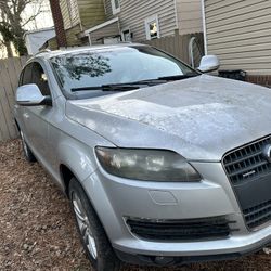 Audi Q7 2009  - 240.000 Miles . Clean Title 