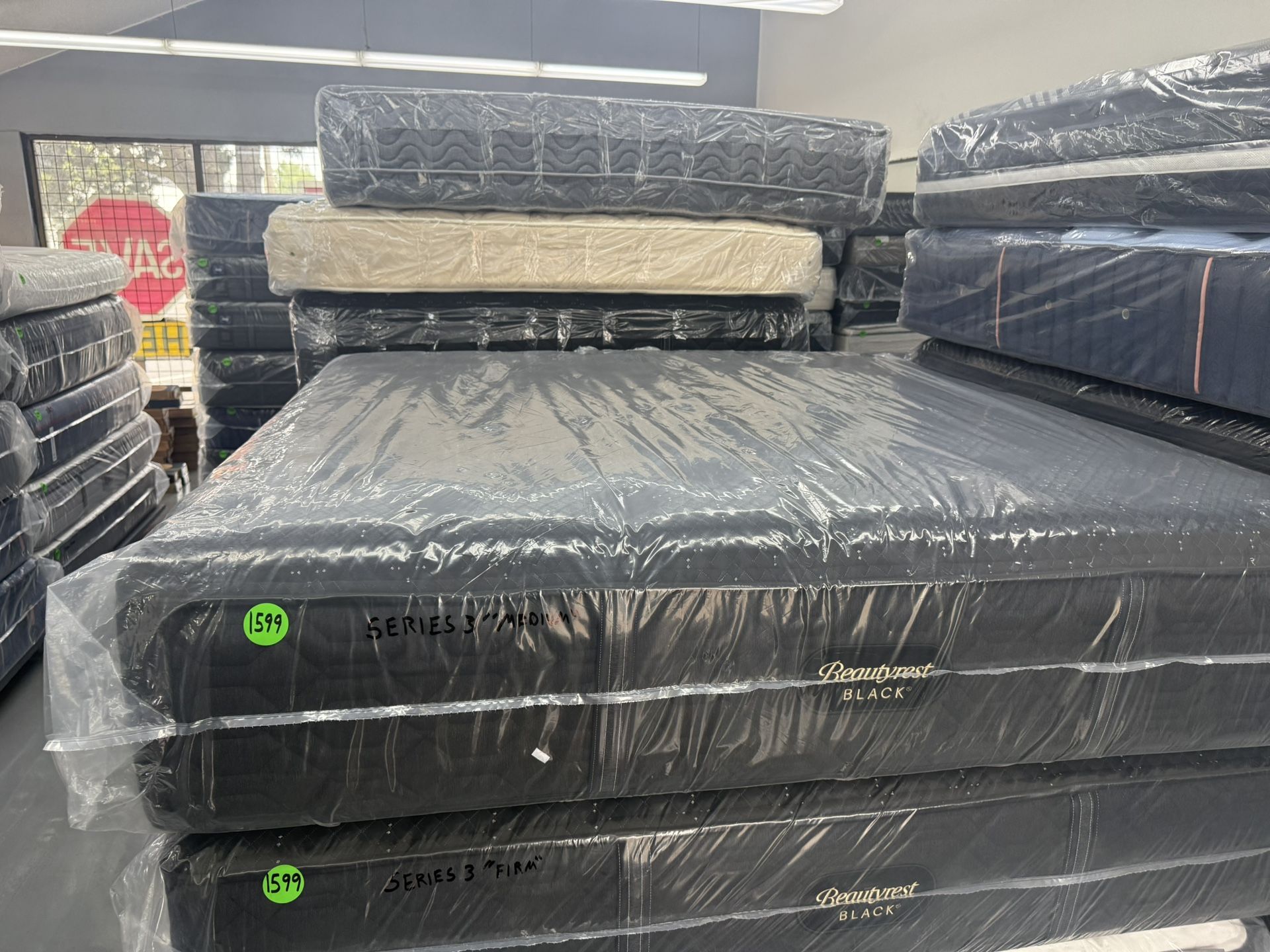 KING SIZE SIMMONS BEAUTYREST BLACK SERIES 3 (MEDIUM) MATTRESS & BOX SPRINGS BED SET