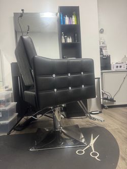 Black Hydraulic Salon Styling Chair and floor mat