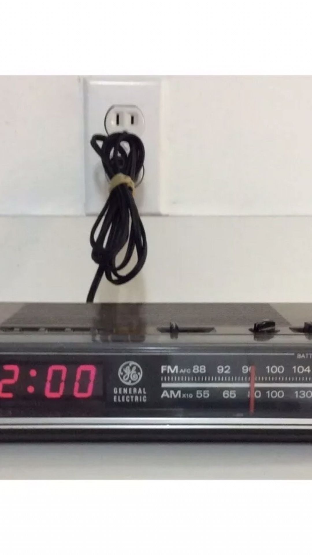 Vintage Clock Radio - General Electric Model 7-4624B GE AM/FM Digital Alarm