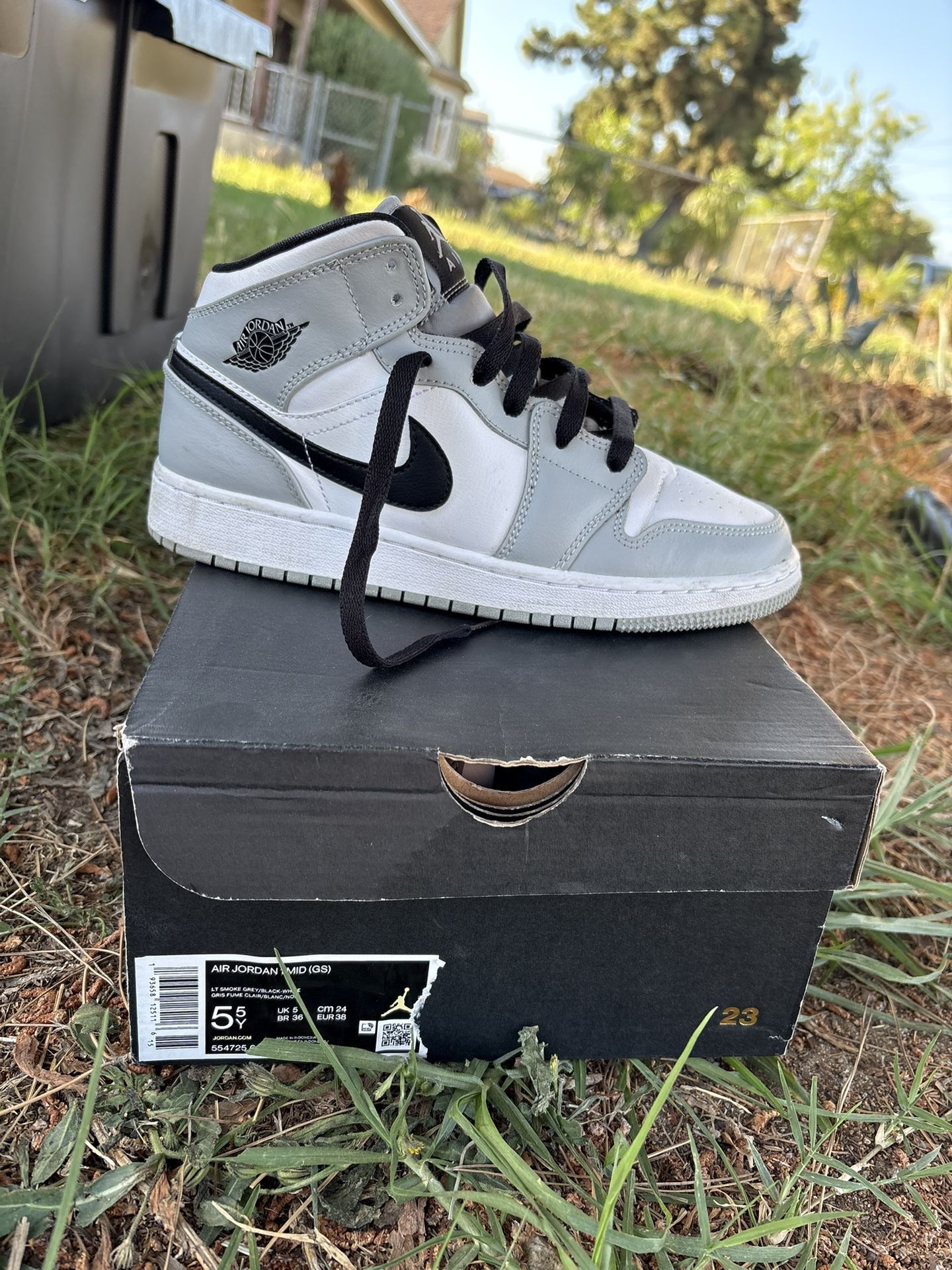 Air Jordan 1 Mid LT Grey Size 5.5 (GS)