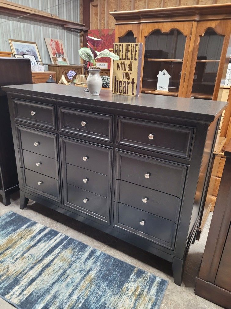 GORGEOUS BLACK DRESSER
