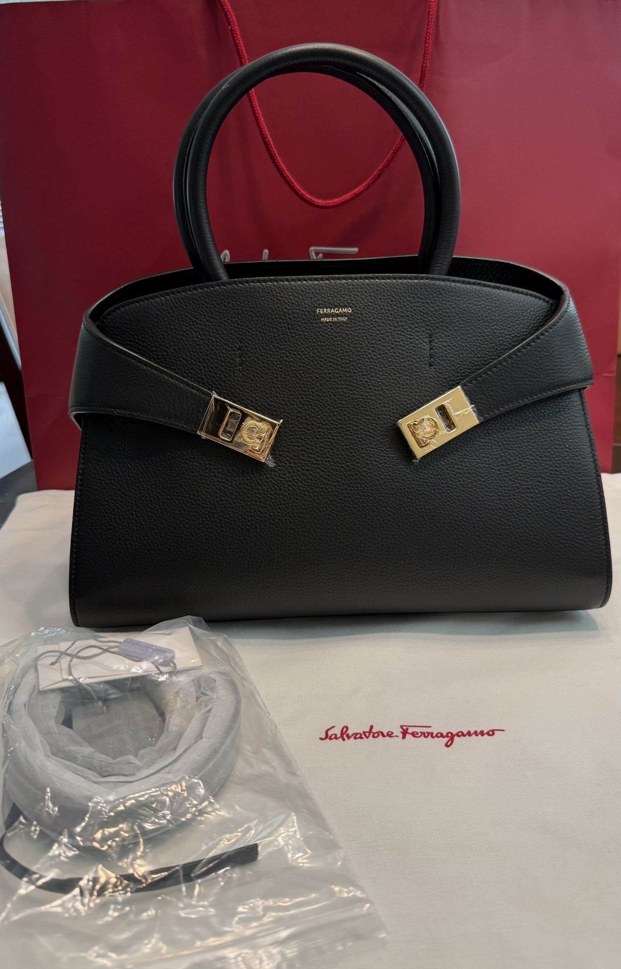 The Hug Bag Salvatore Ferragamo Medium Open Box