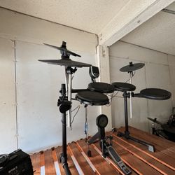 $250 Alesis DM6 Electric Drum set W/amp And Headphones 