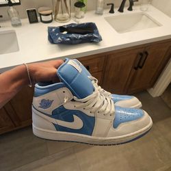 Jordan 1 mid legend blue