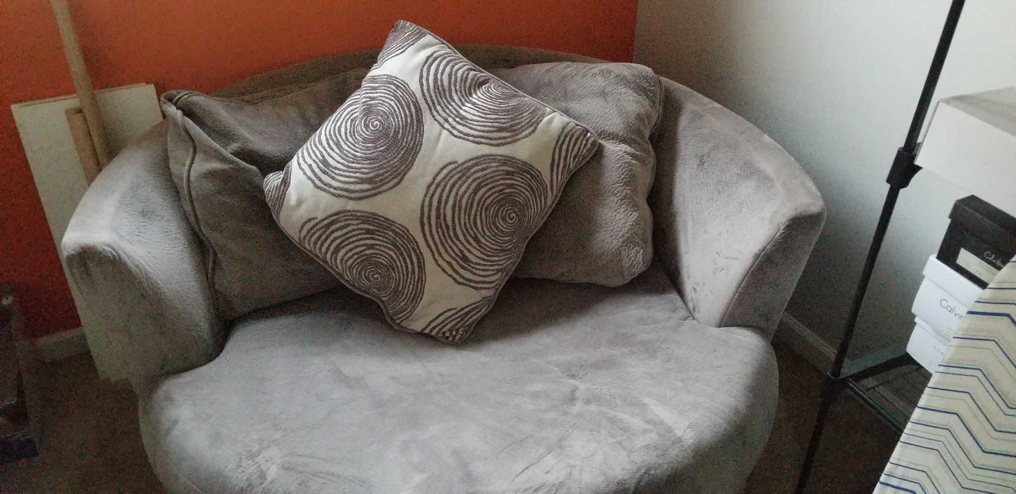 Round comfy, swivel chair (Make offer)