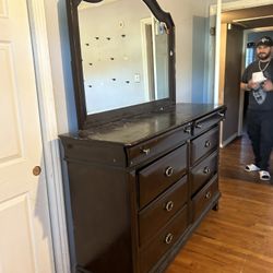 Dresser With Mirror 