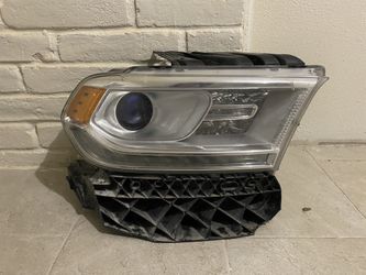 2014 To 2015 Dodge Durango Right Side / Passenger Side Halogen Headlight OEM