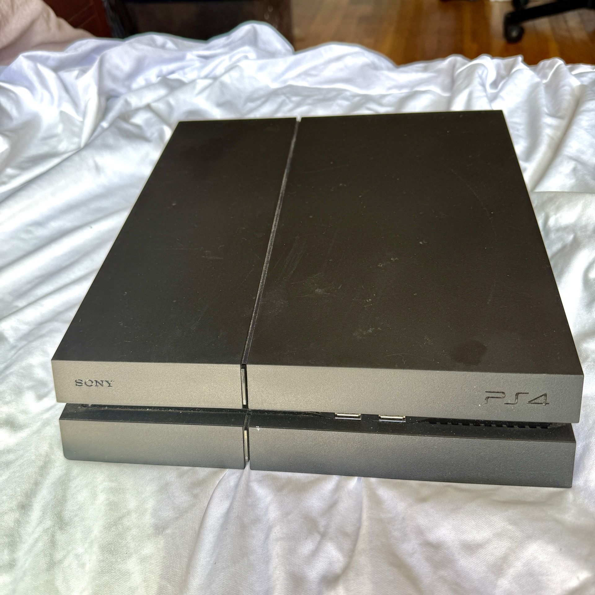 Sony PlayStation 4 (PS4) – 500GB CUH-1215A – Works Great