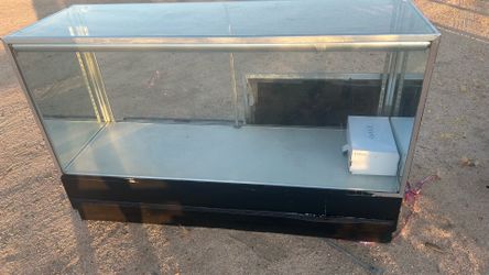 2 showcases one has lights 6 foot and 8