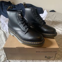DR MARTENS YELLOW STITCH SMOOTH LEATHER ANKLE BOOTS