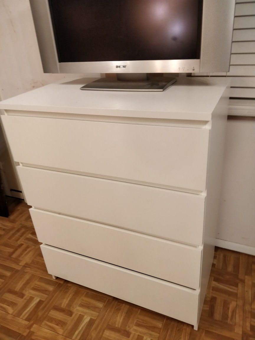 Like new white chest dresser/TV stand with big drawers in very good condition, all drawers sliding smoothly,