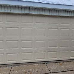 Garage Doors/Puertas De Garages