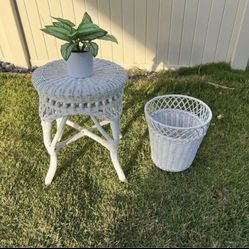 White wicker rattan home decor side table / plant stand, rubbish (= 2 items. Pls C description b4 ask?)