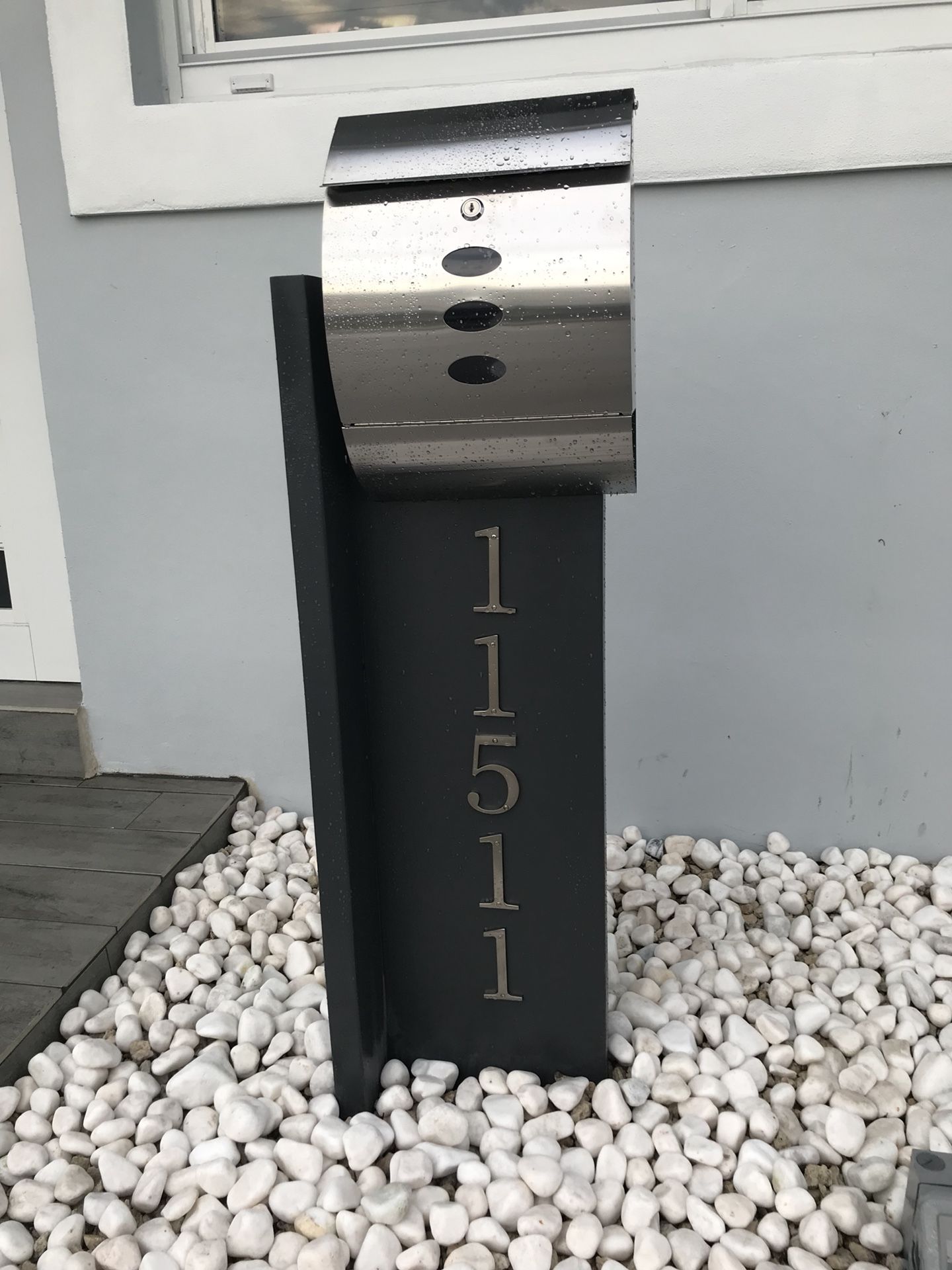Modern mailbox