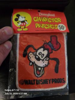 This is a vintage 1970s Disneyland Character Patches featuring Goofy