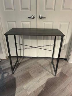 DESK/ MODERN/ COMPUTER DESK/ IN GREAT CONDITION