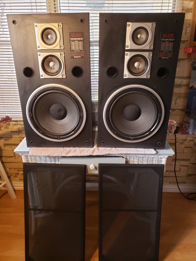 Sanyo SS-660 Twin Bass Reflex 3-Way High Fidelity Vintage Speaker System 100Watt