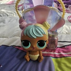 LOL Surprise! Baby Doll with Seashell Carrier & Glitter BottleAdorable LOL Surprise! baby doll. Pastel hair and outfit.  Comes with a seashell-shaped 