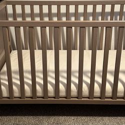 Baby Crip W/ Mattress (inside Of The Crib)