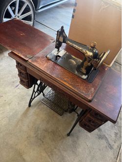Circa 1915 Singer Model 27 Antique Treadle Sewing Machine with Cast Iron base