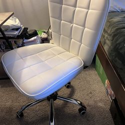 White desk chair - adjustable height