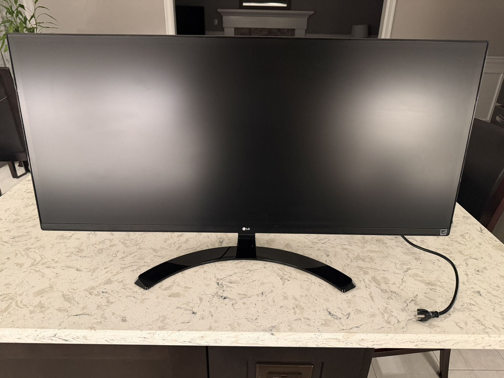 LG 34" Class 21:9 UltraWide® Full HD IPS LED Monitor (34" Diagonal) 34UM61-P