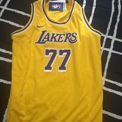 Lakers Luka Dončić #77 Jersey – BRAND NEW (YXL)
